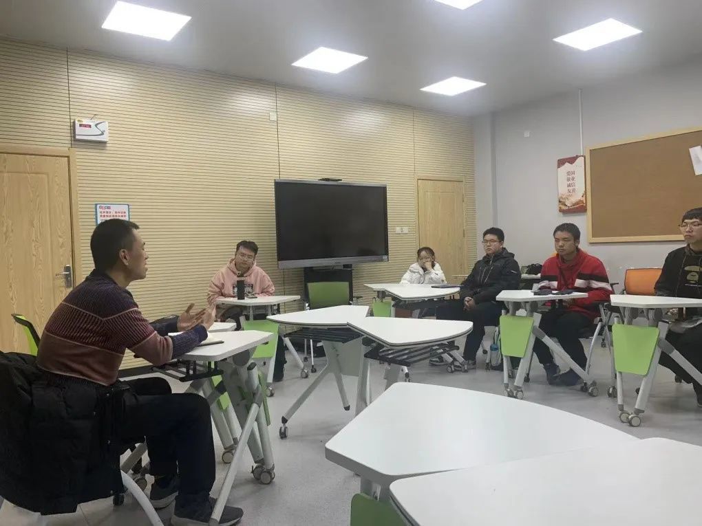 刘涛老师与同学们交流工作方法