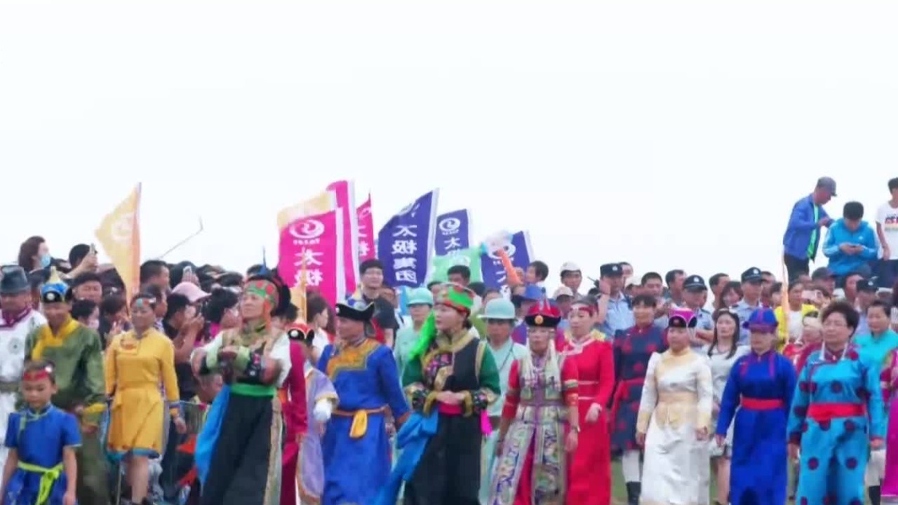 七月的清晨人们从方圆数百里之外向扎嘎斯台会聚，举行盛大的敖包祭祀活动