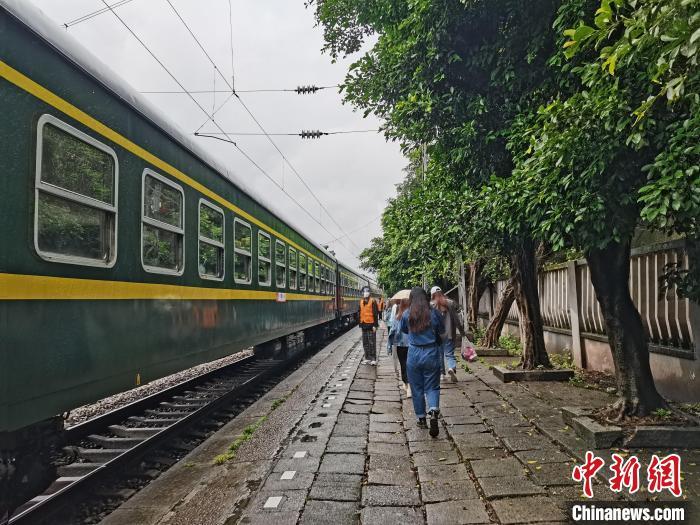 图为5621次列车经过铜罐驿站。　张旭 摄