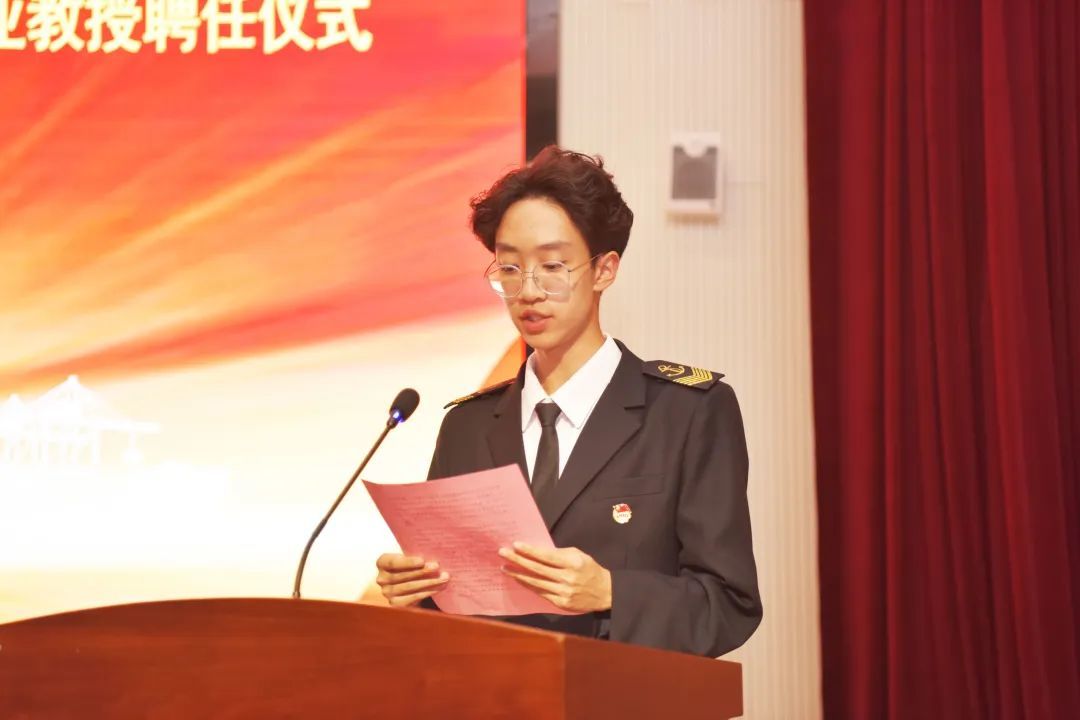 学院学生代表信电学院学生辛悦诚发言