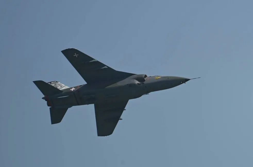 据称是正在巴塔尼察空军基地进行演练的j-22攻击机,将在30日进行飞行