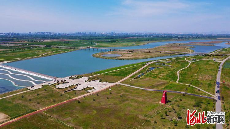 “五一”假期,众多市民来到河北省石家庄市滹沱河生态区赏景休闲,畅享美好时光。河北日报记者赵永辉摄影报道