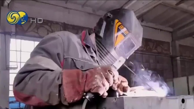 乌克兰民众自制潜望镜铁蒺藜 支援前线战事