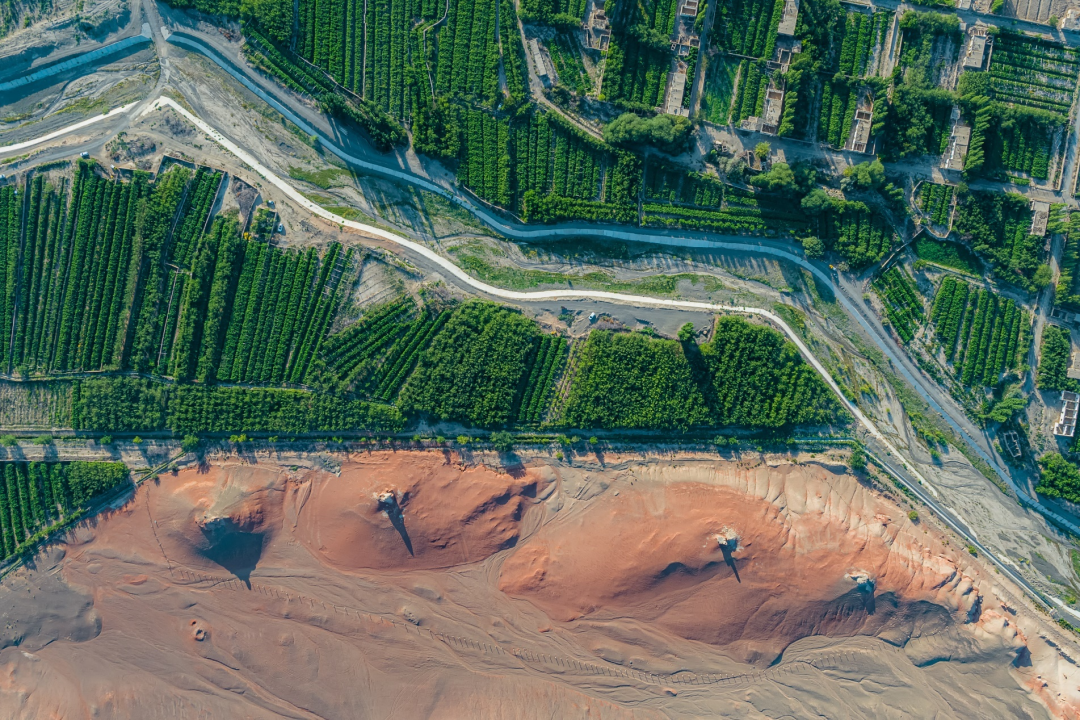 一路西行入疆,吐哈盆地翠绿的葡萄与出露的红层东天山下,巴里坤草原