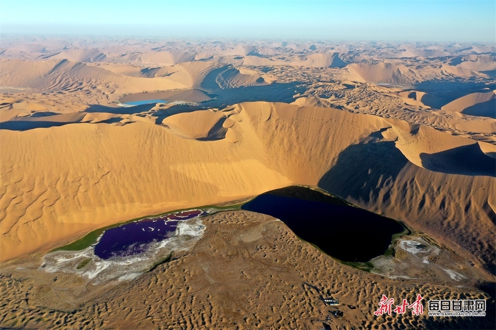 夏日，在巴丹吉林沙漠深处看海子