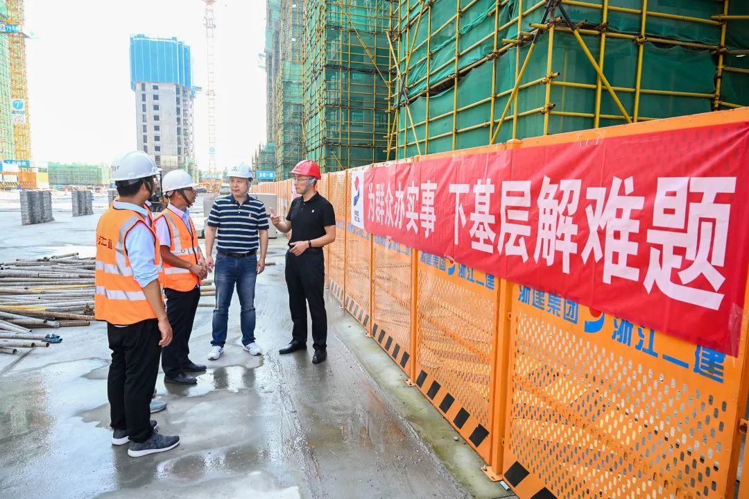 宁波市镇海区纪委监委聚焦国企领导人员亲属关联交易、国有资产重大损失、出租出借房产、违规公款消费等普遍性、易发性问题，开展国企领域突出问题专项整治。图为镇海区纪委监委派驻第七纪检监察组在区属国有企业明洲集团实地监督检查。宁波市镇海区纪委监委 张瑾 摄