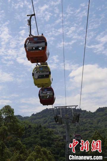 图为红酒小镇的索道。　杨孝永 摄