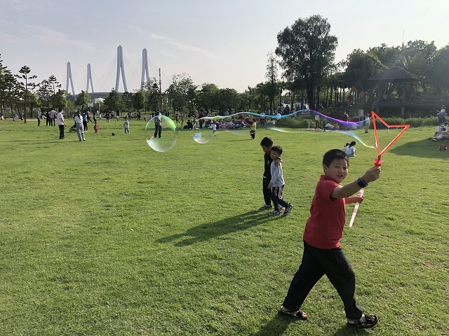 图为海珠儿童公园，家长带着小朋友在公园内玩耍记者 叶伟报 摄