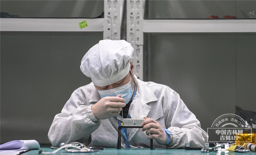 工作人员正在组装卫星