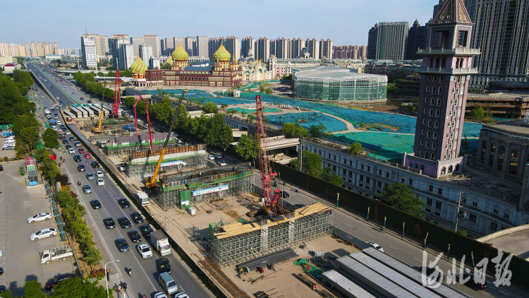 2022年4月30日，建设者在河北省石家庄市维明大街与南二环连通工程现场施工作业。河北日报记者赵永辉摄影报道