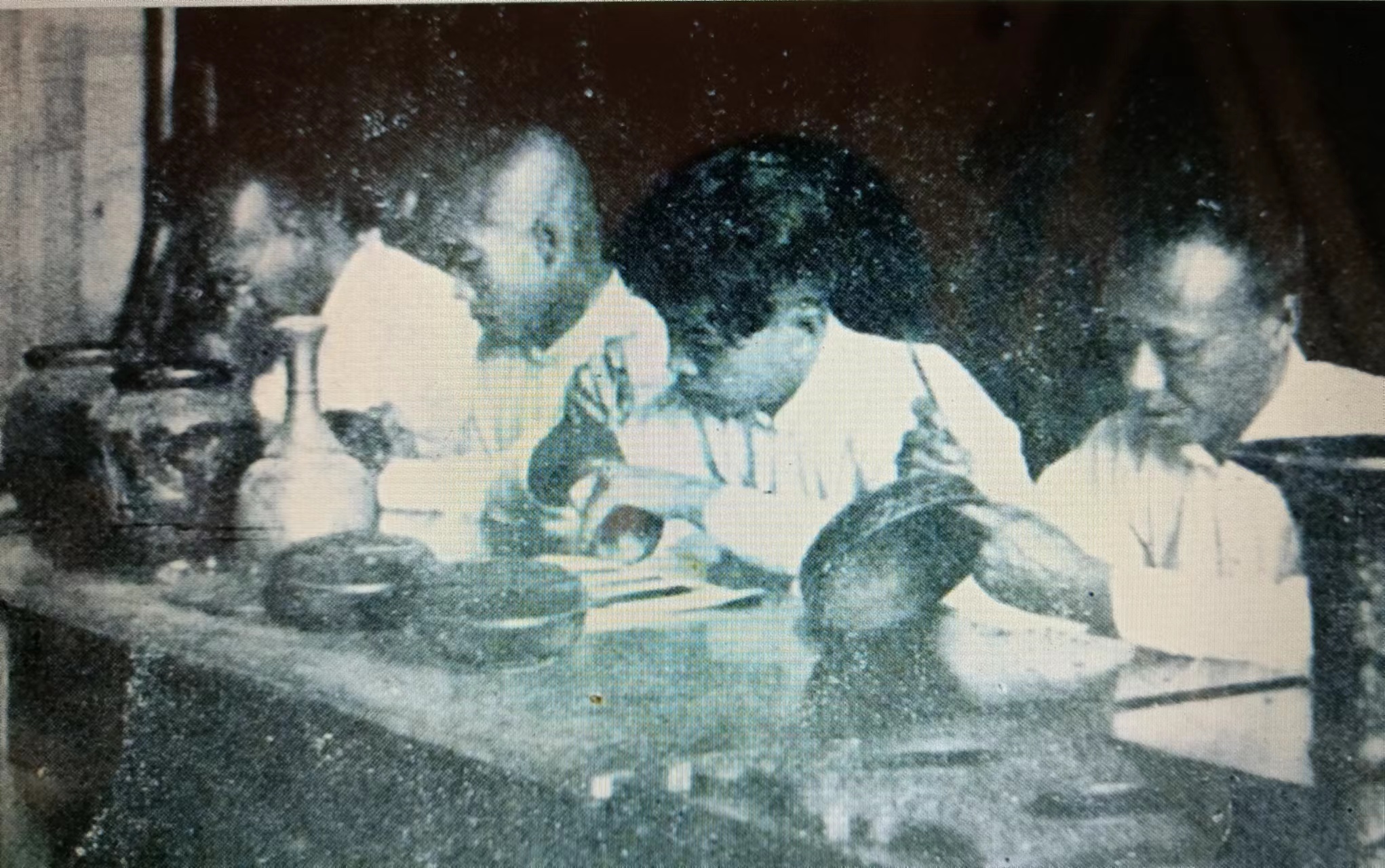 20世纪30年代的雕漆艺人工作场景