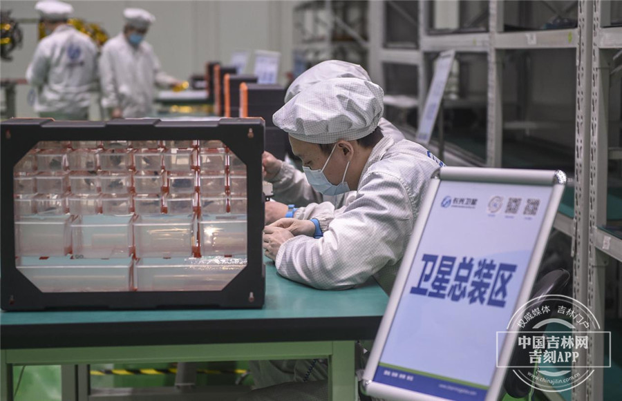 卫星总装区 工作人员正在紧张工作中