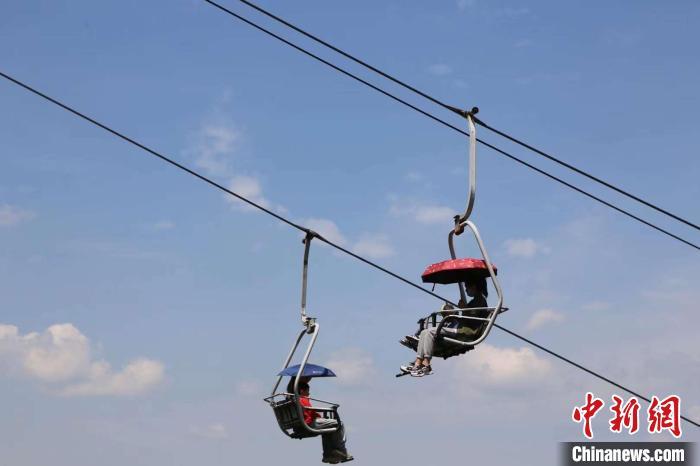 图为“五一”期间红酒小镇索道的旅客。　杨孝永 摄