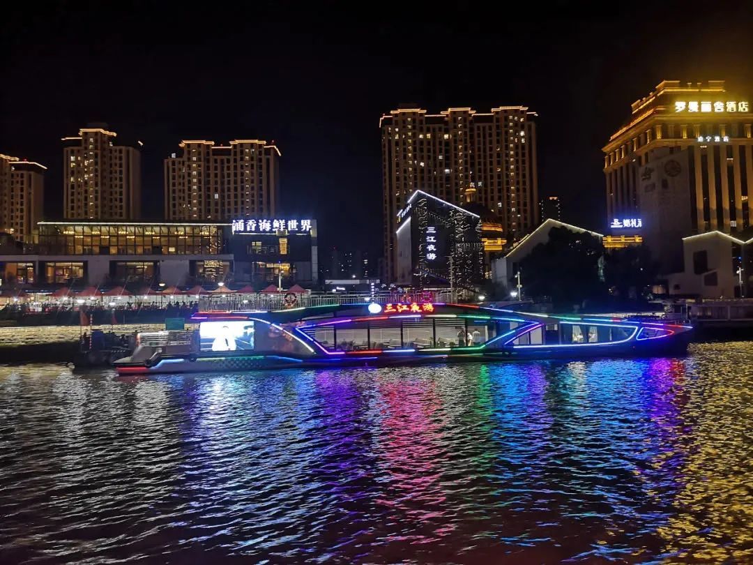 老外灘碼頭-大劇院碼頭-舟宿夜江-路林市場附近巡迴航行● 三江全線遊