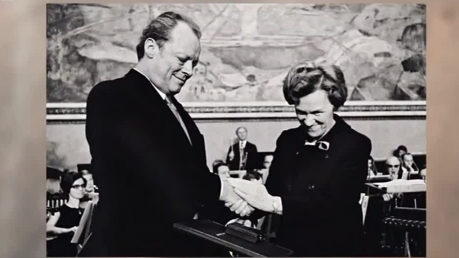1969年勃兰特成为西德首位社民党的总理他也因波兰之跪获得诺贝尔和平