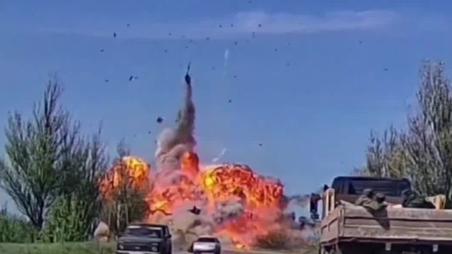 凤凰记者在乌克兰死里逃生！俄军坦克在采访车前爆炸