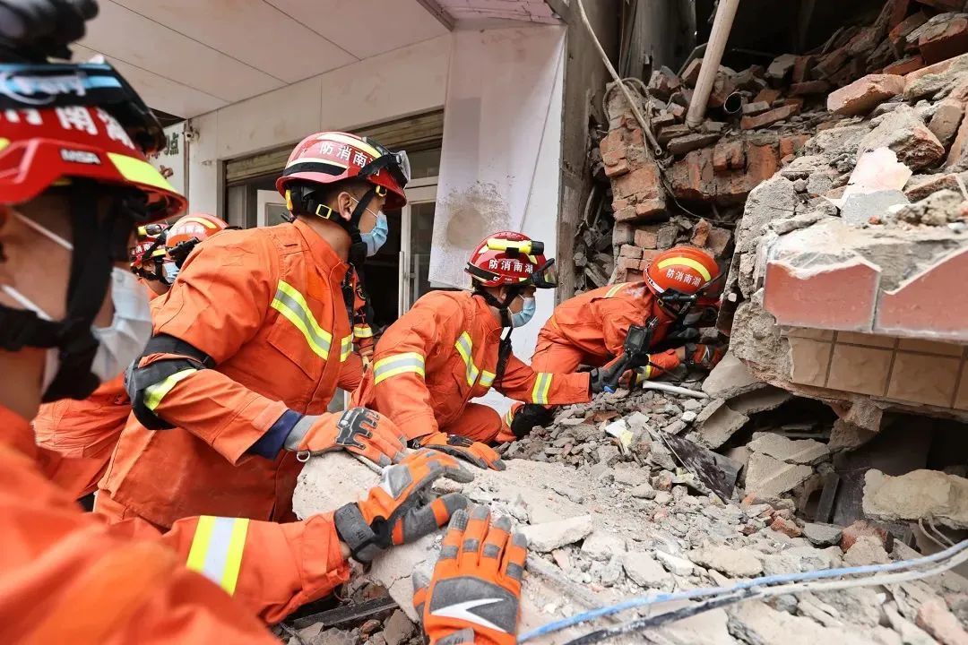 2022年4月29日，湖南省长沙市望城区一居民自建楼房突然垮塌。事发后，消防救援人员迅速展开救援。