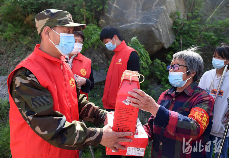 2022年5月3日,河北省石家庄“一家人”志愿者团队为平山县王家湾村村民送上米面油等生活用品。河北日报记者赵永辉摄影报道