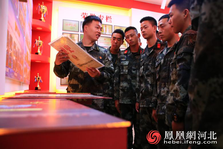 青年团员倾听队史分享。(图片由通讯员张凯提供)