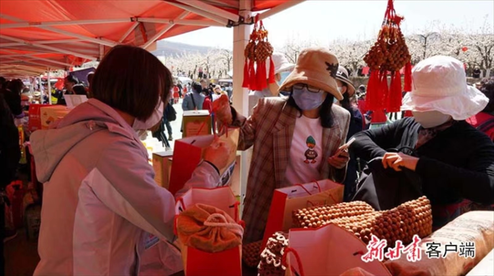 在梨花节活动展销现场，山毛桃手工编织品热销。