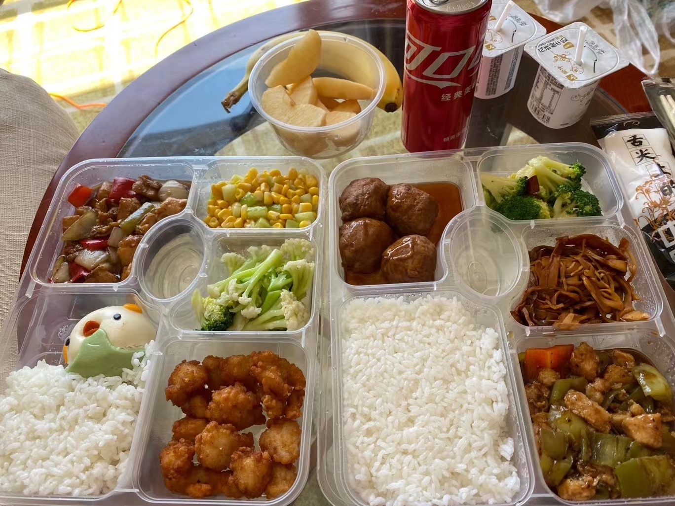 隔离酒店里准备的饭菜。受访者供图