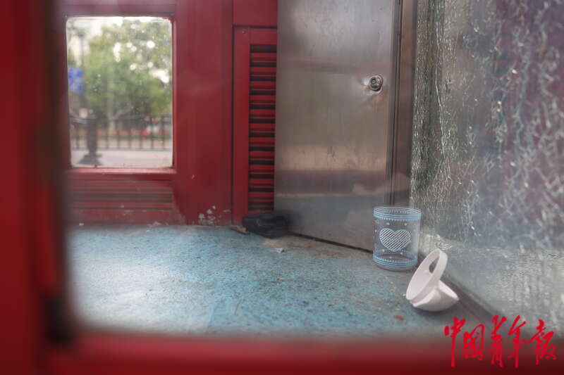 5月3日，上海市黄浦区，她遗留在电话亭里的生活用品。中青报·中青网记者 李强/摄