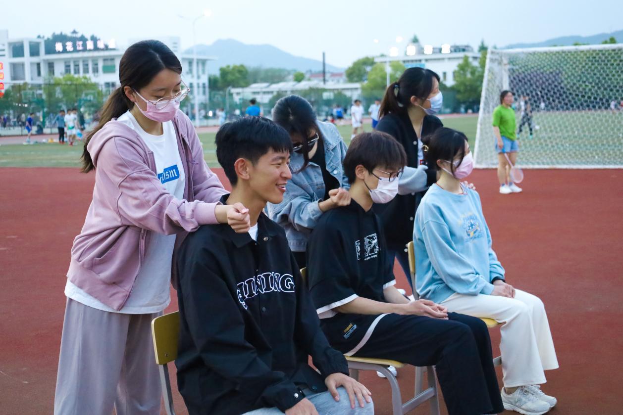 现学现卖安庆师大四名学生操场摆摊做推拿