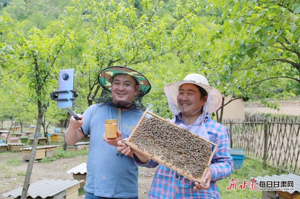 “90”后“新农人”王源博正在直播推销土蜂蜜