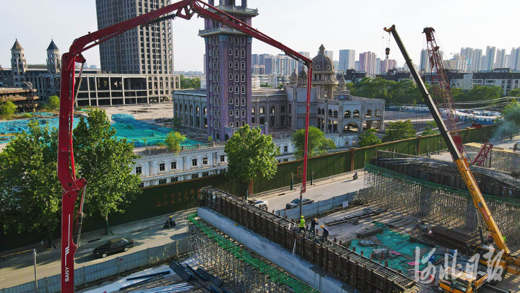 为力争2022年9月25日工程完工，五一假日，建设者放弃休息，继续奋战在河北省石家庄市维明大街与南二环连通工程现场。河北日报记者赵永辉摄影报道