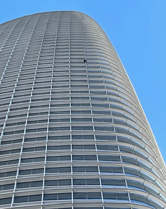 一个自称“反堕胎蜘蛛侠”的男人爬上了旧金山的Salesforce塔，这座塔60层，是一座60层、高1,070英尺的摩天办公楼。