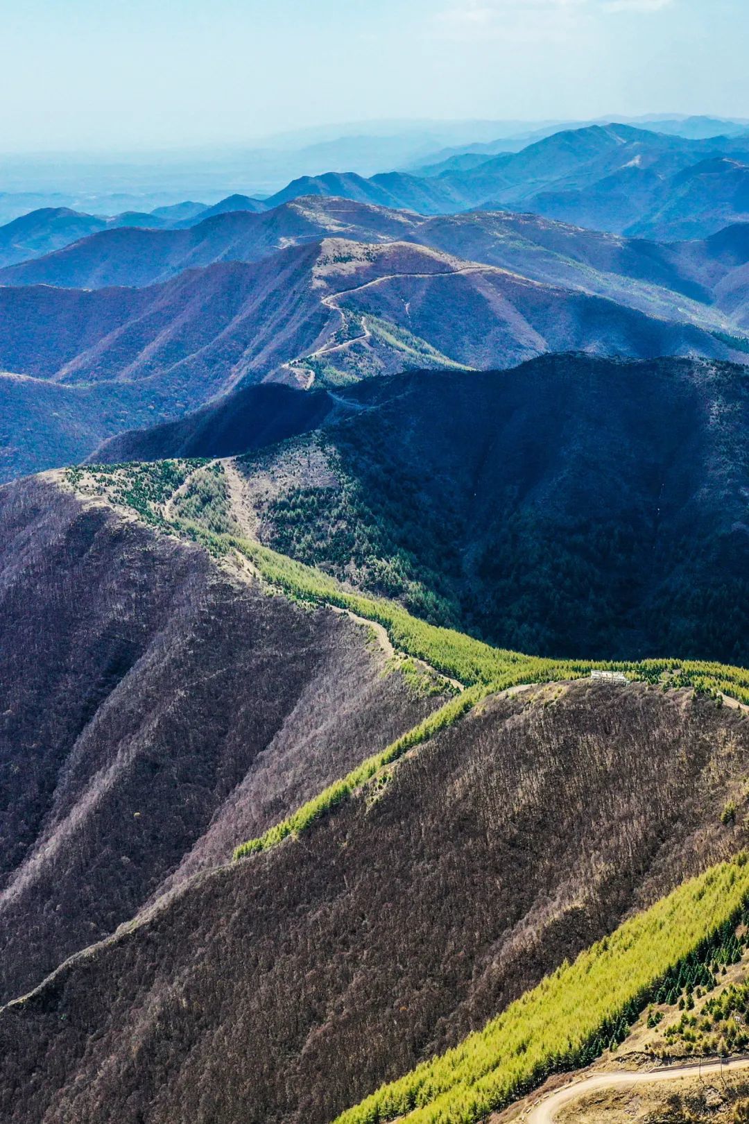 广义的陇山，即为横贯甘肃、宁夏、陕西的六盘山，狭义的陇山，指六盘山南段。 摄影/熊可