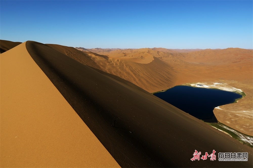 夏日，在巴丹吉林沙漠深处看海子