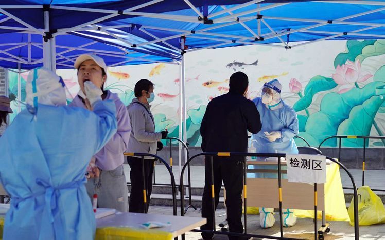 ▲5月4日,北京朝阳区红庙北里社区荷花广场核酸检测点,居民进行核酸检测。新京报记者 王飞 摄