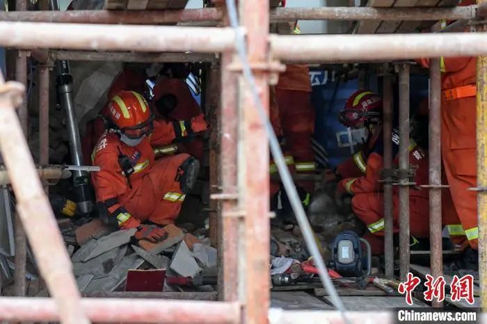 5月1日，救援人员在狭小的空间里展开施救。杨华峰 摄