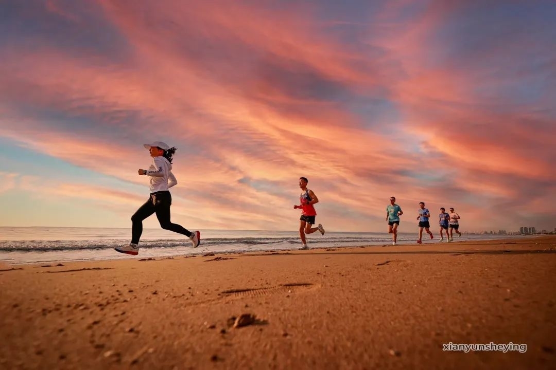顺着蜿蜒的海岸线驰骋起来在万平口海边,有一群热爱奔跑的人又是一个