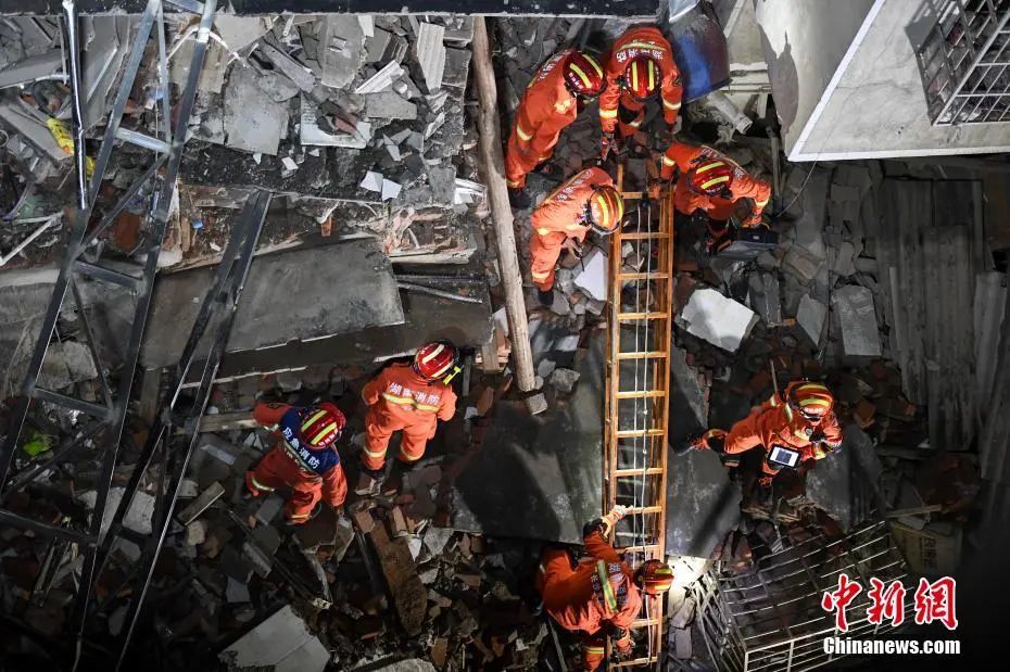 图为5月2日凌晨，救援人员搜救被困人员。杨华峰 摄