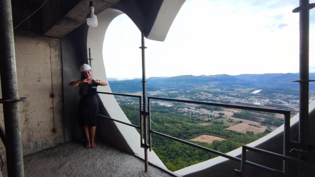 游客可以搭乘电梯抵达大约112英尺高的“核心”位置 Agoranovale