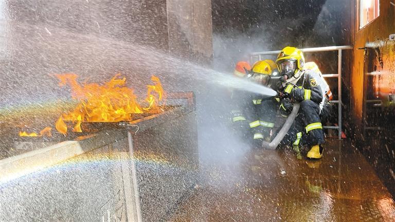 暖心闻奋战在灭火救援一线的拼命三郎