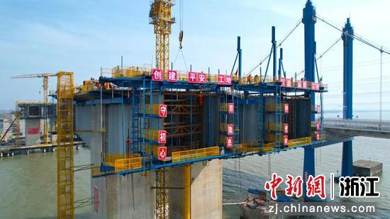 杭绍甬高速杭绍段项目曹娥江特大桥施工现场。浙交建设公司 供图
