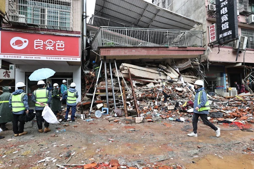 2022年4月30日，长沙下起中到大雨，消防救援力量冒雨抢救被困人员。