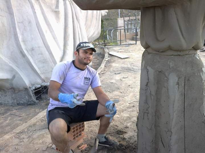 艺术家 Markus Moura 正在工作 zenger.news 图