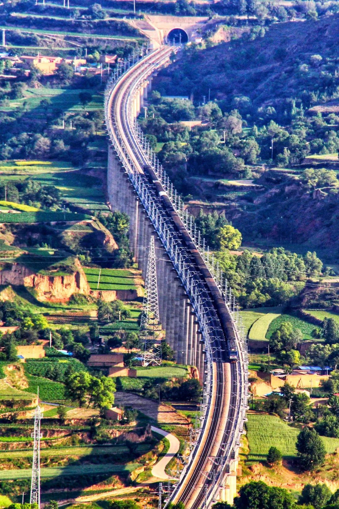 兰渝铁路穿越甘肃定西 图/视觉中国