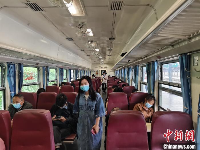 图为5621次列车内部。　张旭 摄