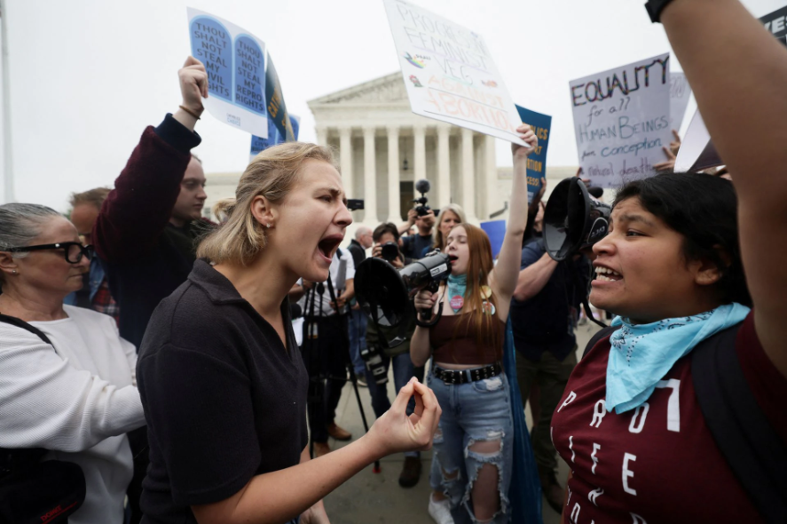 支持堕胎和反对堕胎的示威者在美国最高法院外互相抗议。