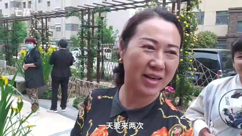 夫妻打造花园邀邻居共赏：跟大家分享鲜花的美丽