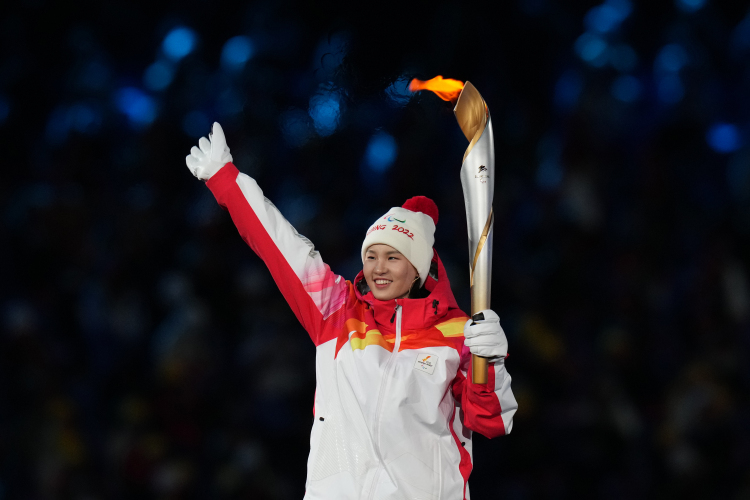 马佳作为火炬手在北京冬残奥会开幕式上传递火炬。（资料片） 新华社发