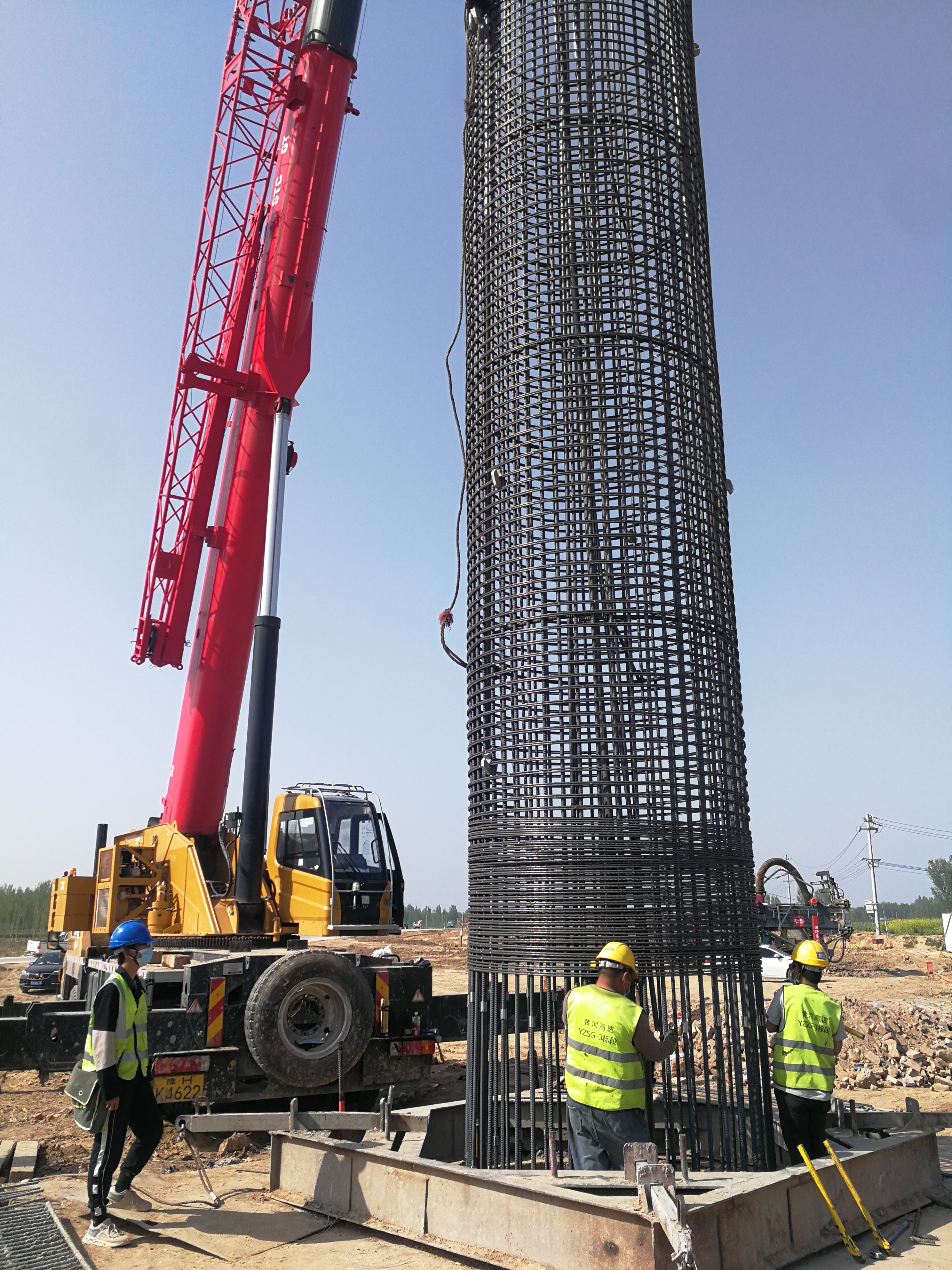 南堤内引桥229#墩柱顺利完成浇筑,标志着项目全线首个墩柱施工完成