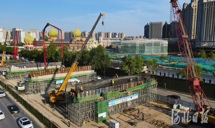 2022年4月30日，建设者在河北省石家庄市维明大街与南二环连通工程现场施工作业。