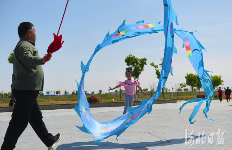 “五一”长假,石家庄市民带孩子来到郊外游玩,放飞心情。河北日报记者赵永辉摄影报道