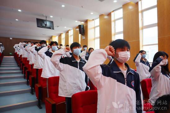 陕西省电子信息学校新团员宣读入团誓词